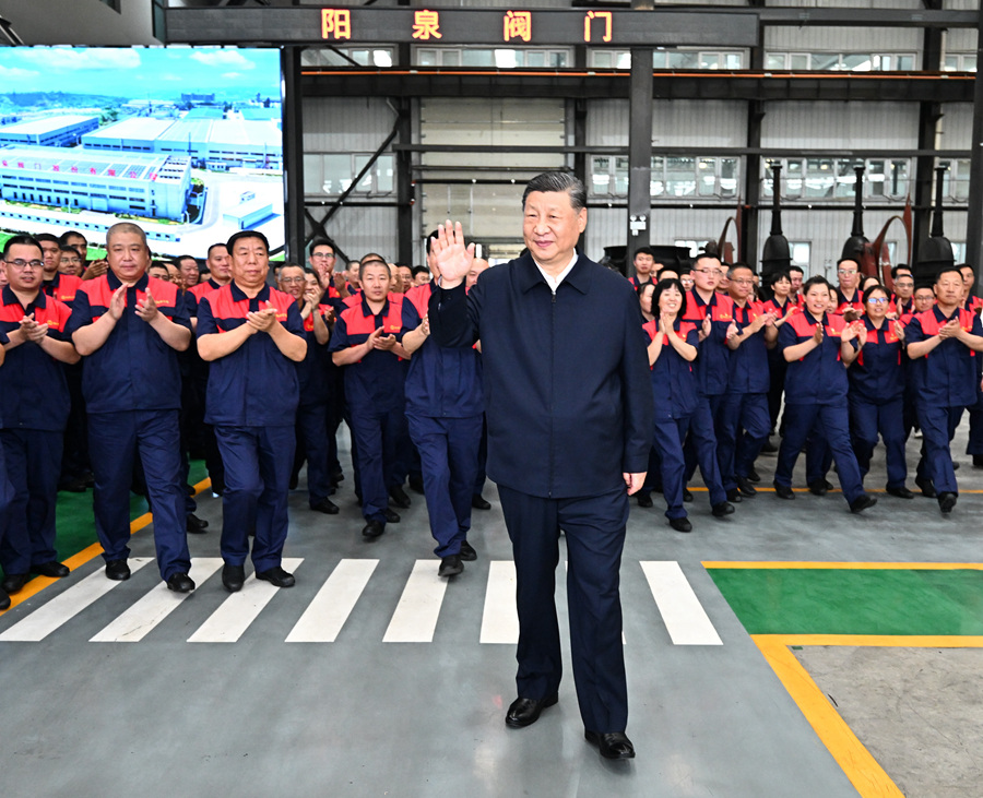 这是2025年7月7日下午，习近平总书记在阳泉阀门股份有限公司考察时，同企业员工在一起。